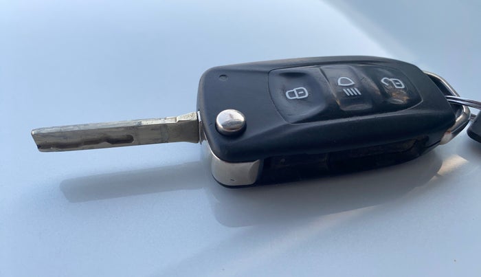 2021 Tata Tiago XT PETROL, Petrol, Manual, 1,40,973 km, Key Close Up