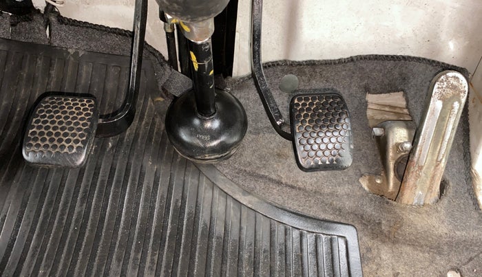 2014 Maruti Omni 5 SEATER, Petrol, Manual, 31,954 km, Pedals