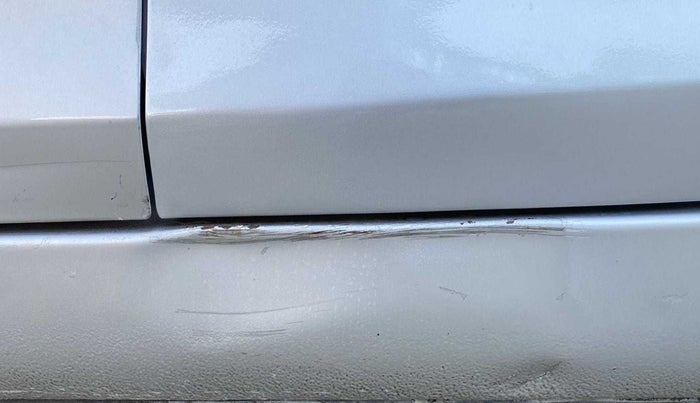 2014 Maruti Swift VXI, Petrol, Manual, 81,379 km, Left running board - Minor scratches