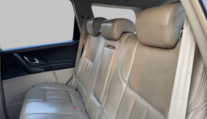 2015 Mahindra XUV500 W8, Diesel, Manual, 97,243 km, Right Side Rear Door Cabin