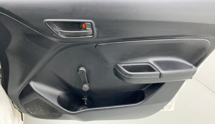 2021 Maruti Swift LXI, Petrol, Manual, 29,670 km, Driver Side Door Panels Control