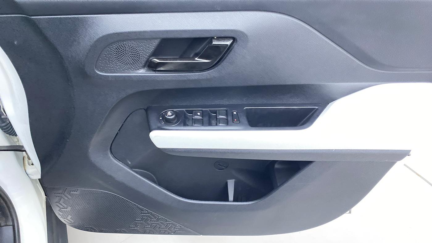 2022 Tata PUNCH ACCOMPLISHED DAZZLE PACK MT, Petrol, Manual, 3,348 km, Driver Side Door Panels Control