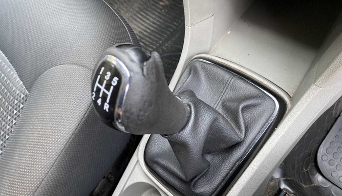 2018 Tata Tiago XZ DIESEL, Diesel, Manual, 96,192 km, Gear lever - Knob cover torn
