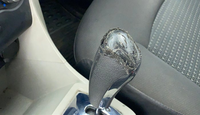 2018 Tata Tiago XZA PETROL, Petrol, Automatic, 33,106 km, Gear lever - Knob cover torn