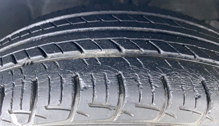 2016 Maruti Baleno DELTA PETROL 1.2, Petrol, Manual, 28,131 km, Right Front Tyre Tread