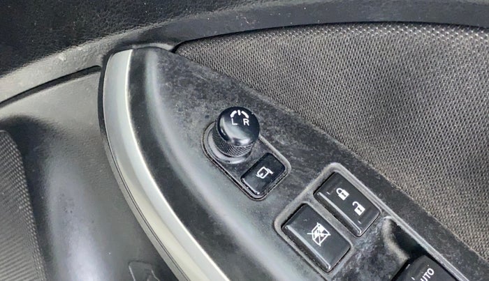 2016 Maruti Baleno DELTA PETROL 1.2, Petrol, Manual, 28,131 km, Left rear-view mirror - ORVM switch has minor damage