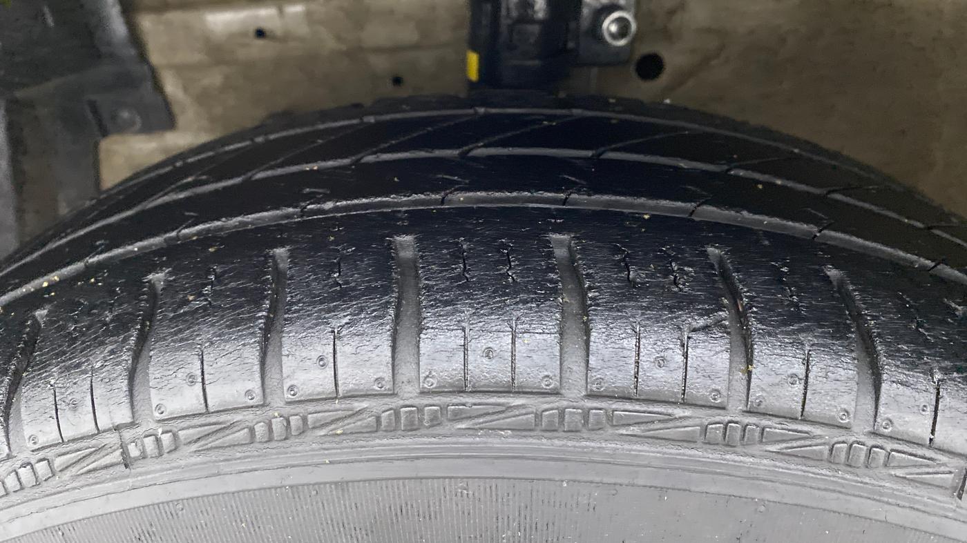 2012 Maruti Swift Dzire VXI, Petrol, Manual, 87,615 km, Left Front Tyre Tread