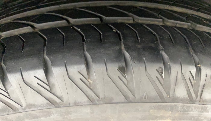 2019 Mahindra XUV500 W11, Diesel, Manual, 69,786 km, Right Front Tyre Tread