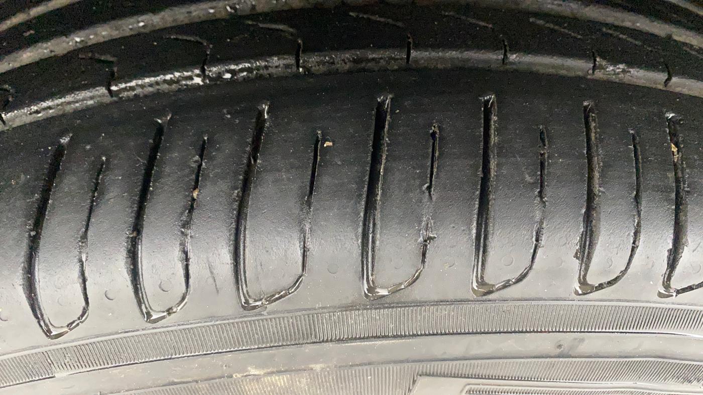2019 Mahindra XUV500 W11, Diesel, Manual, 69,844 km, Left Front Tyre Tread