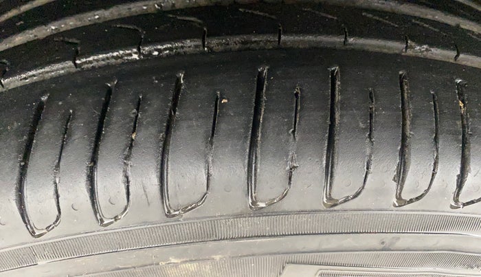 2019 Mahindra XUV500 W11, Diesel, Manual, 69,786 km, Left Front Tyre Tread