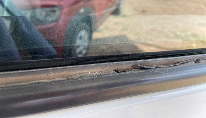 2019 Hyundai Xcent S 1.2, Petrol, Manual, 31,172 km, Front passenger door - Weather strip has minor damage