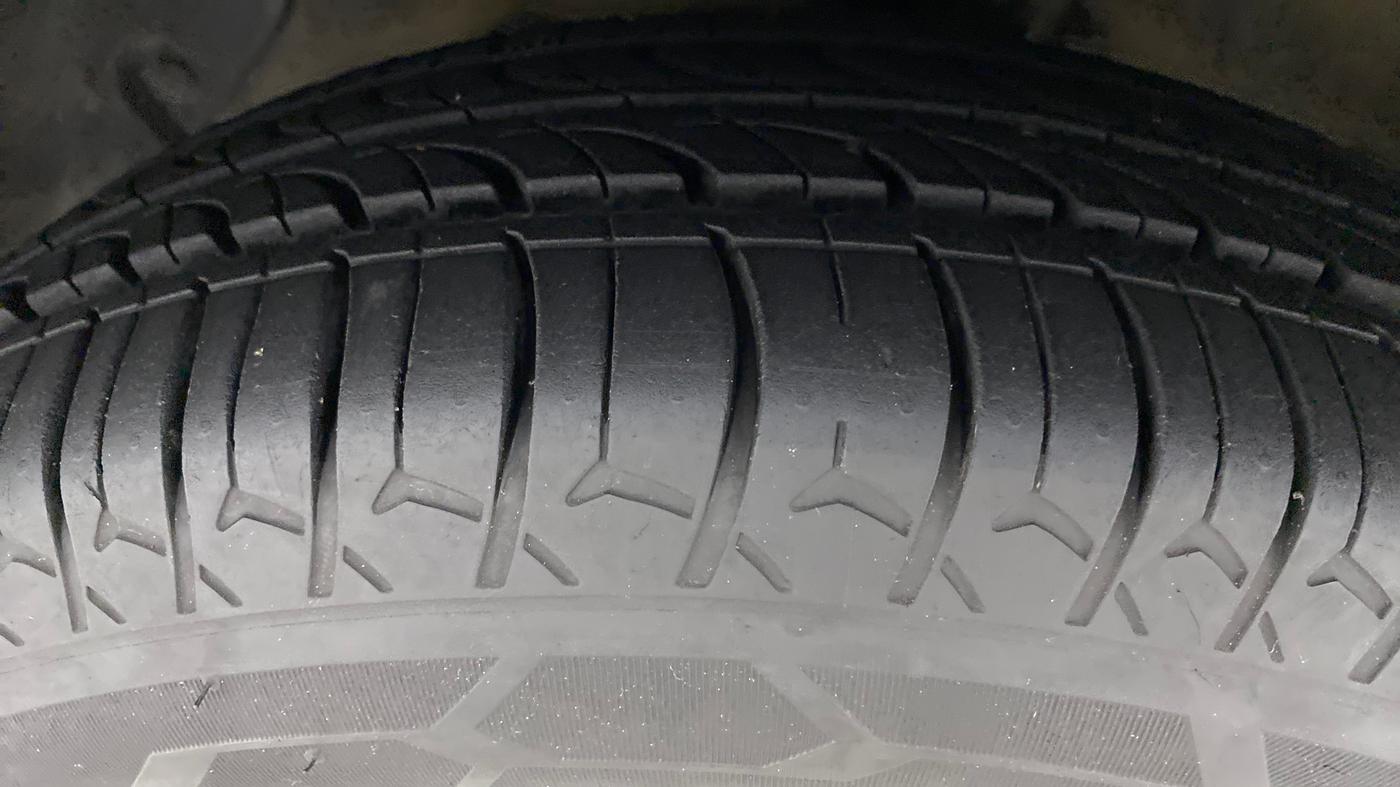 2016 Hyundai Grand i10 ASTA (O) 1.2 KAPPA VTVT, Petrol, Manual, 1,00,058 km, Left Front Tyre Tread