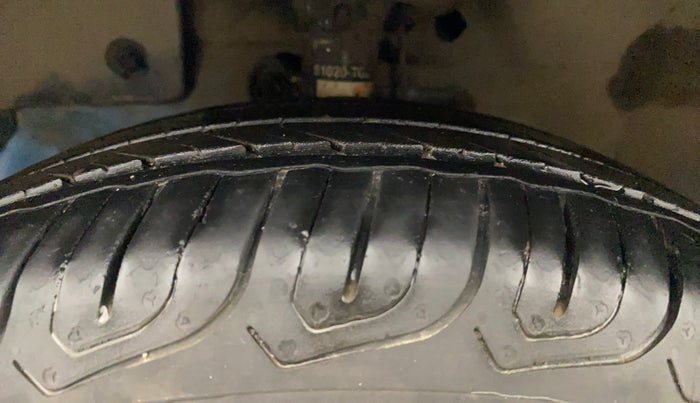 2013 Honda Brio S MT, Petrol, Manual, 54,453 km, Left Front Tyre Tread