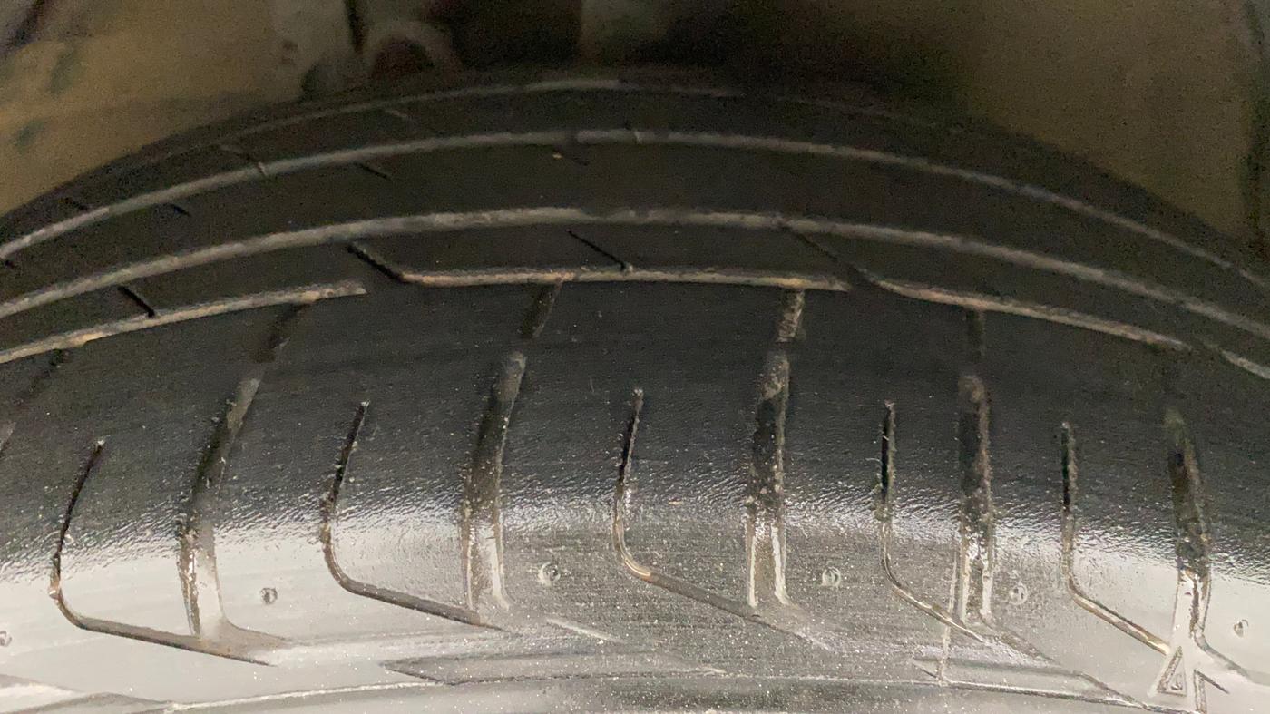 2014 Toyota Camry 2.5L AT, Petrol, Automatic, 90,130 km, Left Front Tyre Tread