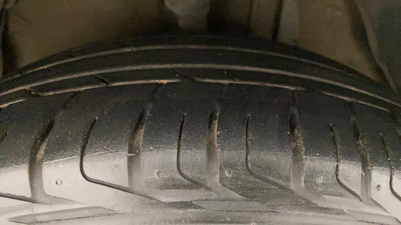 2014 Toyota Camry 2.5L AT, Petrol, Automatic, 90,130 km, Right Front Tyre Tread