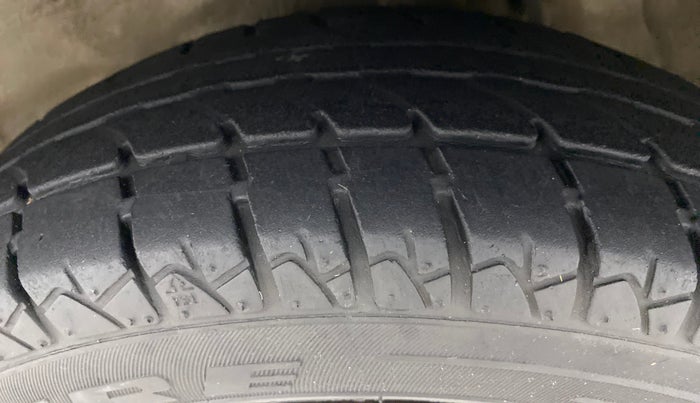 2015 Maruti Alto 800 LXI, Petrol, Manual, 43,752 km, Left Front Tyre Tread