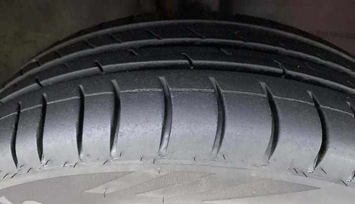 2014 Maruti Wagon R 1.0 VXI, Petrol, Manual, 61,551 km, Right Front Tyre Tread
