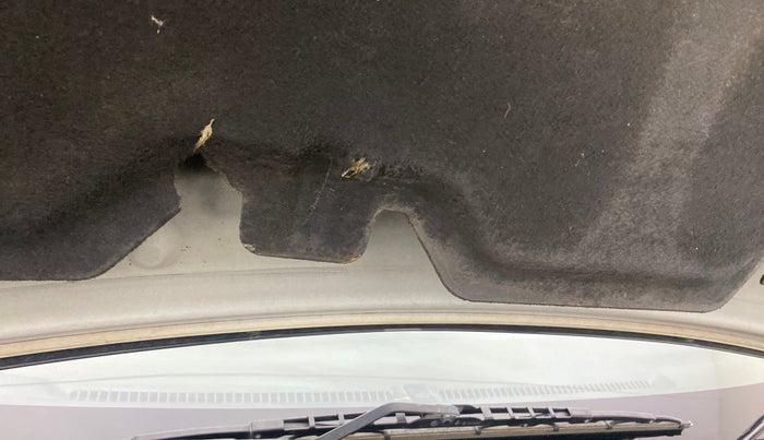 2017 Honda Jazz 1.2 V AT, Petrol, Automatic, 55,768 km, Bonnet (hood) - Insulation cover has minor damage