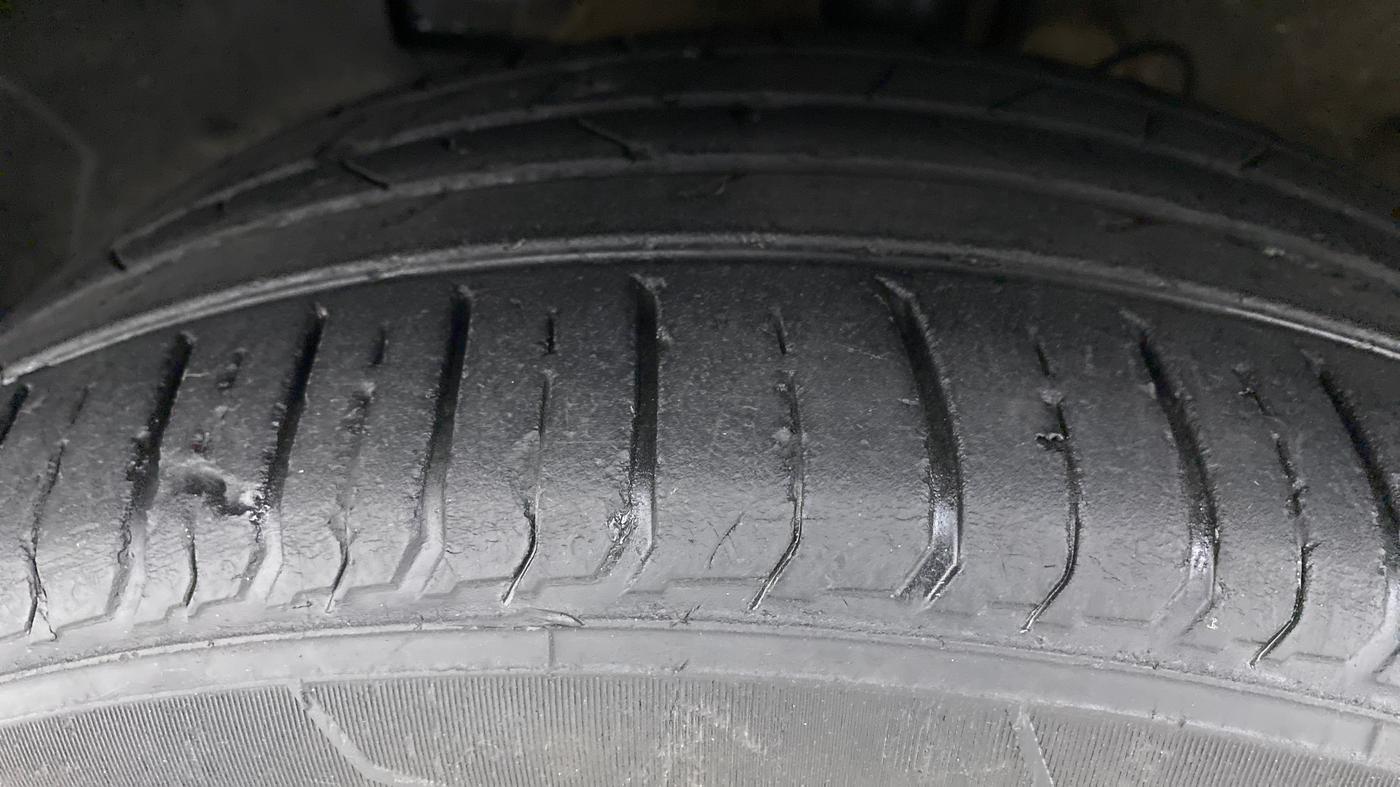 2020 Hyundai VENUE SX PLUS 1.0 TURBO DCT, Petrol, Automatic, 24,546 km, Left Front Tyre Tread