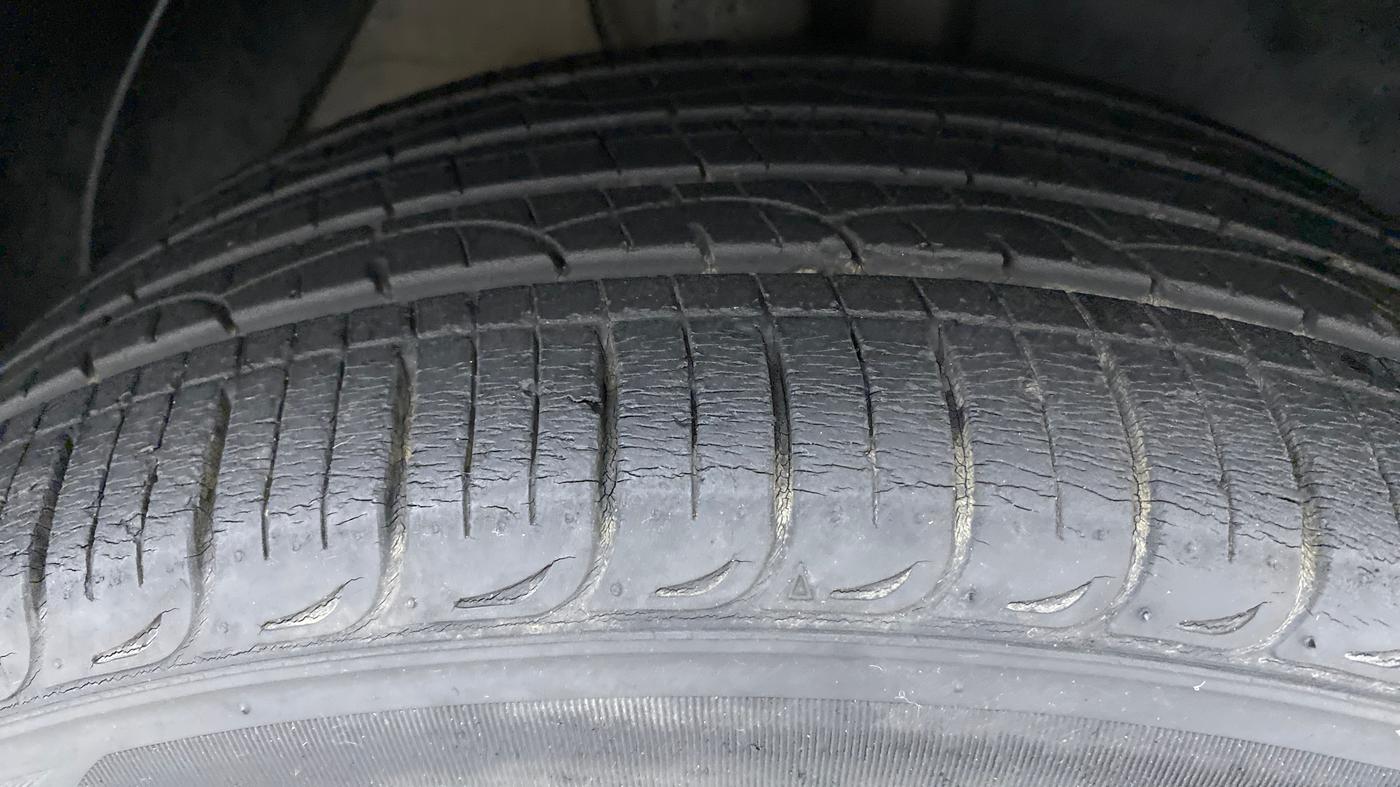 2016 Hyundai Tucson 2WD AT GL PETROL , Petrol, Automatic, 21,218 km, Right Front Tyre Tread
