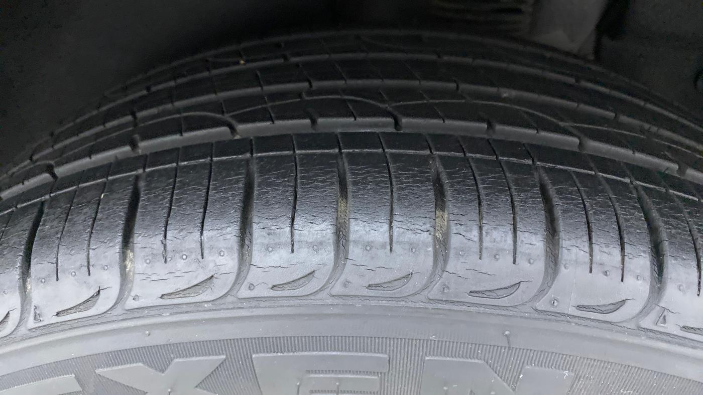 2016 Hyundai Tucson 2WD AT GL PETROL , Petrol, Automatic, 21,218 km, Left Front Tyre Tread