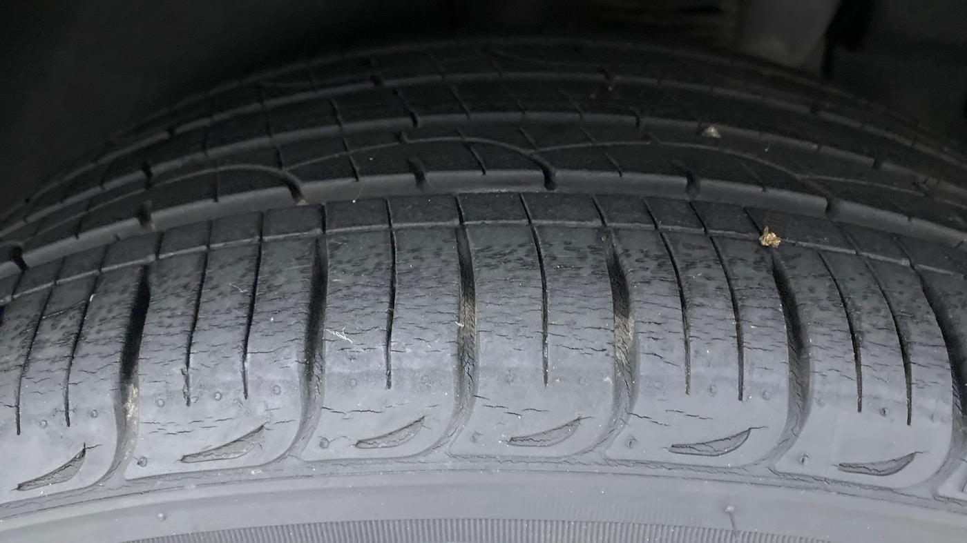 2016 Hyundai Tucson 2WD AT GL PETROL , Petrol, Automatic, 21,218 km, Left Rear Tyre Tread