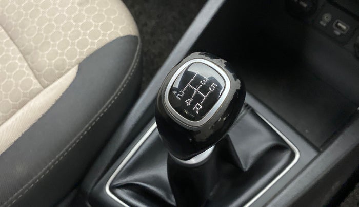 2014 Hyundai Elite i20 ASTA 1.2, Petrol, Manual, 40,400 km, Gear lever - Knob cover torn