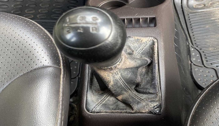2010 Hyundai Santro Xing GL, Petrol, Manual, 69,282 km, Gear lever - Boot cover slightly torn