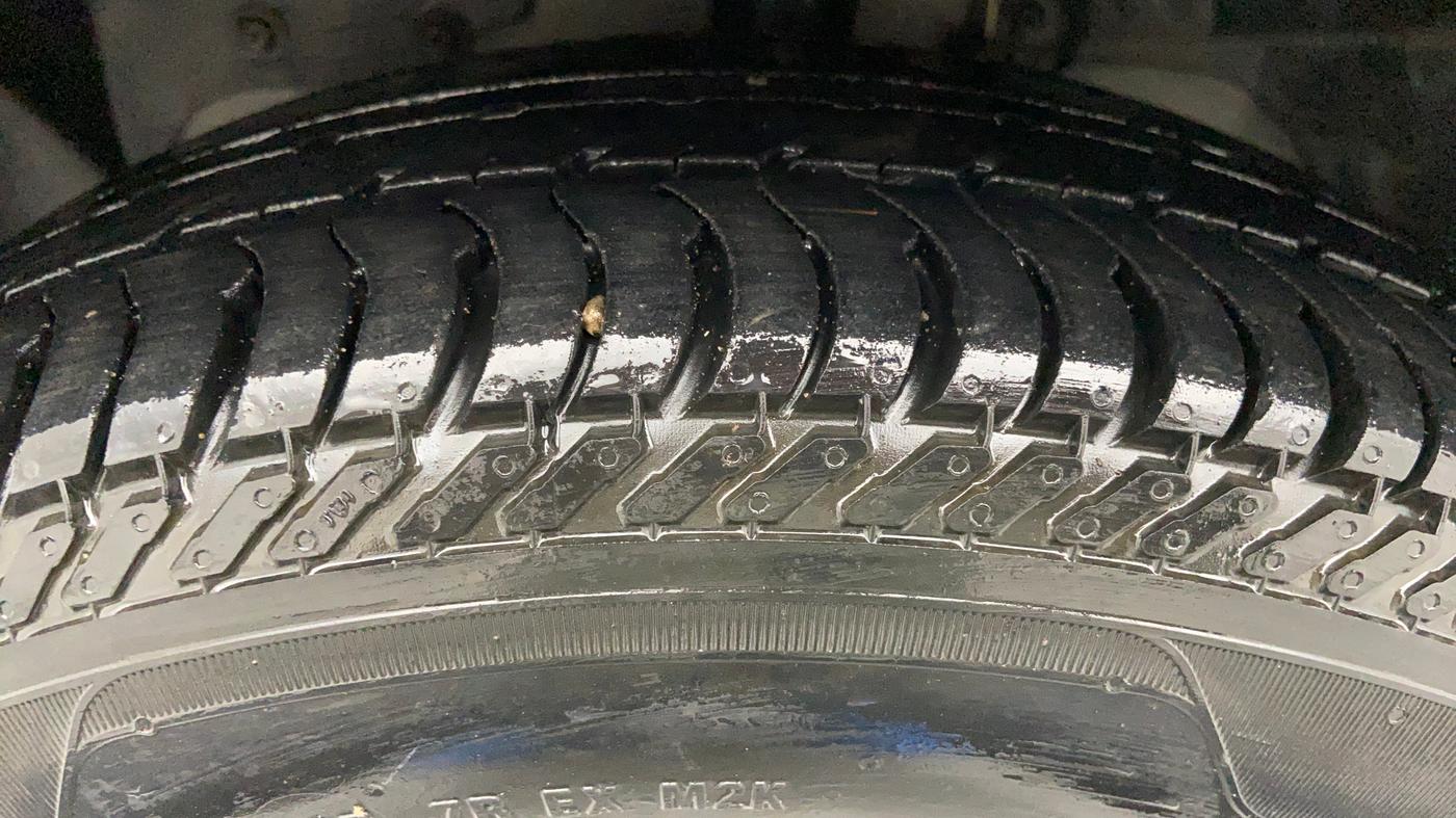 2017 Ford Figo Aspire 1.2 TITANIUM PETROL, Petrol, Manual, 23,166 km, Left Front Tyre Tread