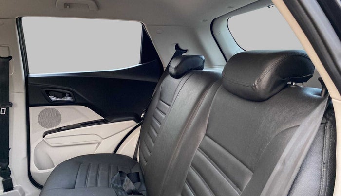 2022 Mahindra XUV300 W8 1.2 PETROL, Petrol, Manual, 5,525 km, Right Side Rear Door Cabin