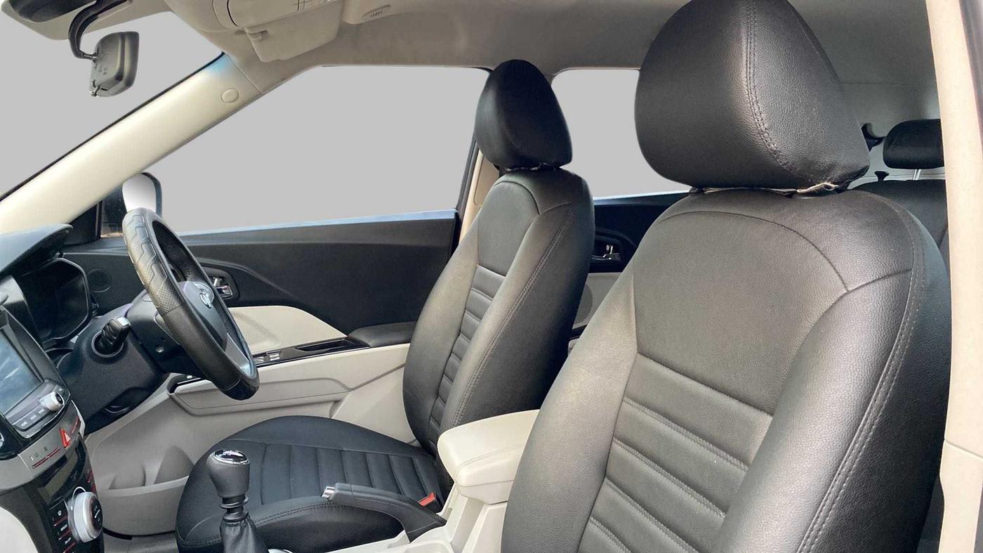 2022 Mahindra XUV300 W8 1.2 PETROL, Petrol, Manual, 5,525 km, Right Side Front Door Cabin