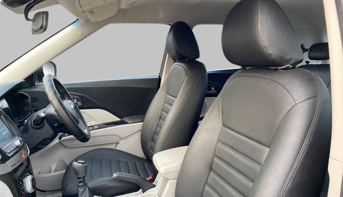 2022 Mahindra XUV300 W8 1.2 PETROL, Petrol, Manual, 5,525 km, Right Side Front Door Cabin