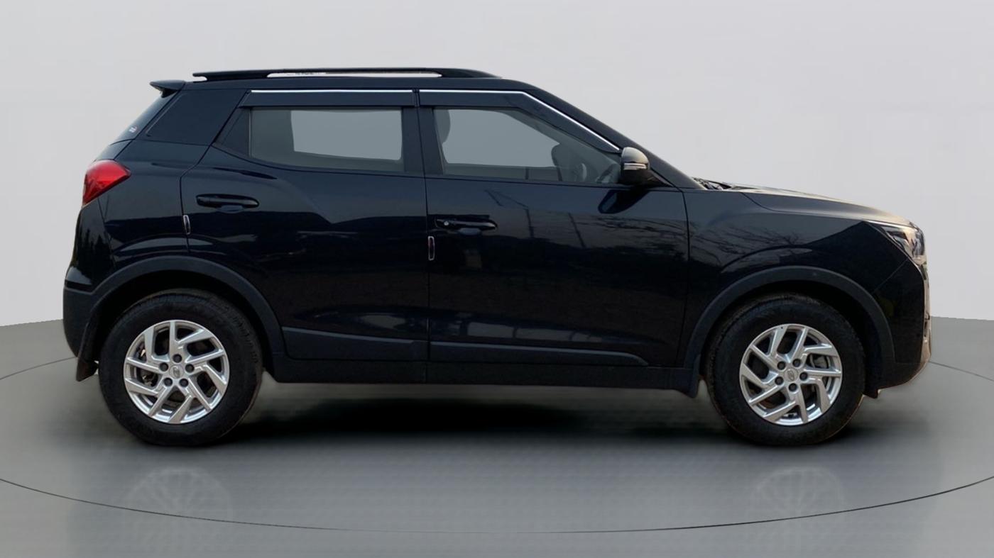 2022 Mahindra XUV300 W8 1.2 PETROL, Petrol, Manual, 5,525 km, Right Side View