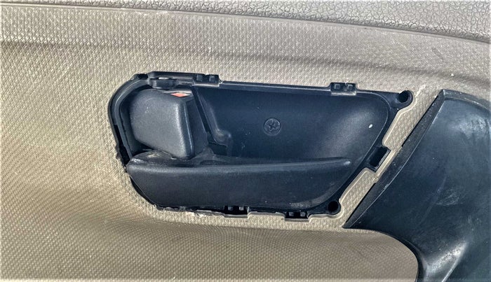 2016 Mahindra TUV300 T6 PLUS, Diesel, Manual, 78,852 km, Rear left door - Door handle has minor damage