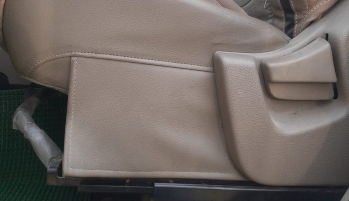 2016 Mahindra TUV300 T6 PLUS, Diesel, Manual, 78,852 km, Front left seat (passenger seat) - Seat adjuster not functional