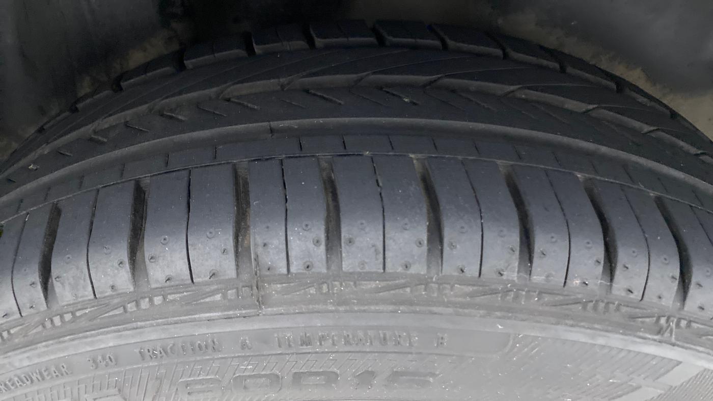 2016 Volkswagen Vento HIGHLINE 1.2 TSI AT, Petrol, Automatic, 52,969 km, Right Rear Tyre Tread