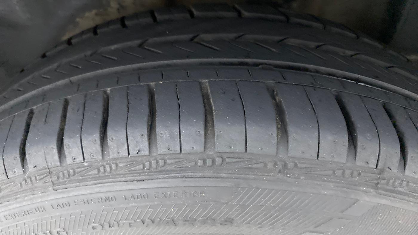 2016 Volkswagen Vento HIGHLINE 1.2 TSI AT, Petrol, Automatic, 52,969 km, Left Rear Tyre Tread