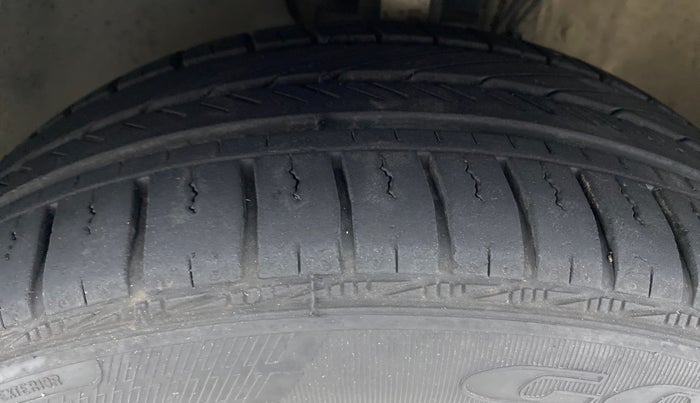 2016 Volkswagen Vento HIGHLINE 1.2 TSI AT, Petrol, Automatic, 52,969 km, Left Front Tyre Tread