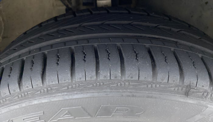 2016 Volkswagen Vento HIGHLINE 1.2 TSI AT, Petrol, Automatic, 52,969 km, Right Front Tyre Tread