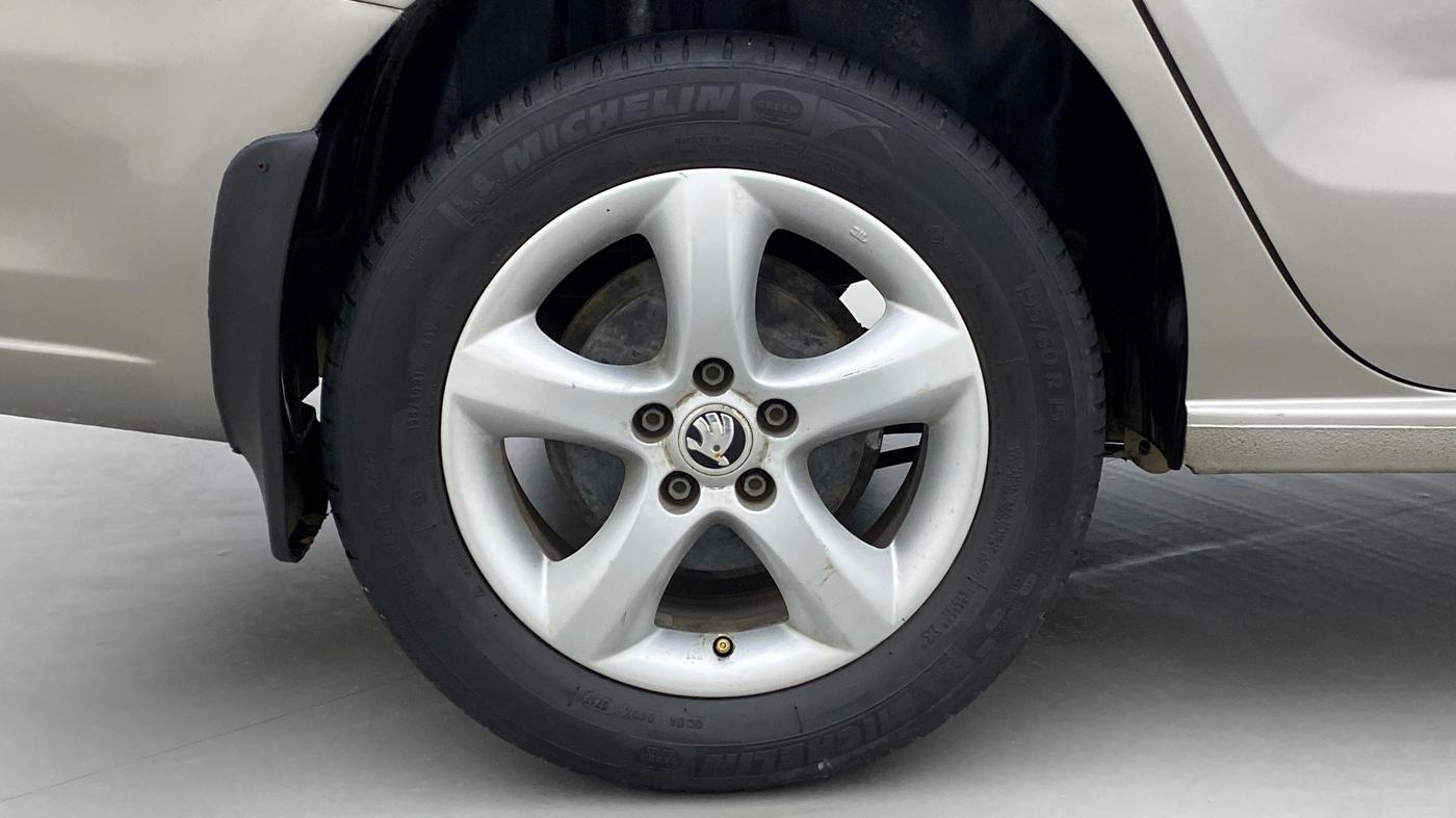 2015 Skoda Rapid 1.5 TDI MT Ambition Plus, Diesel, Manual, 80,074 km, Right Rear Wheel