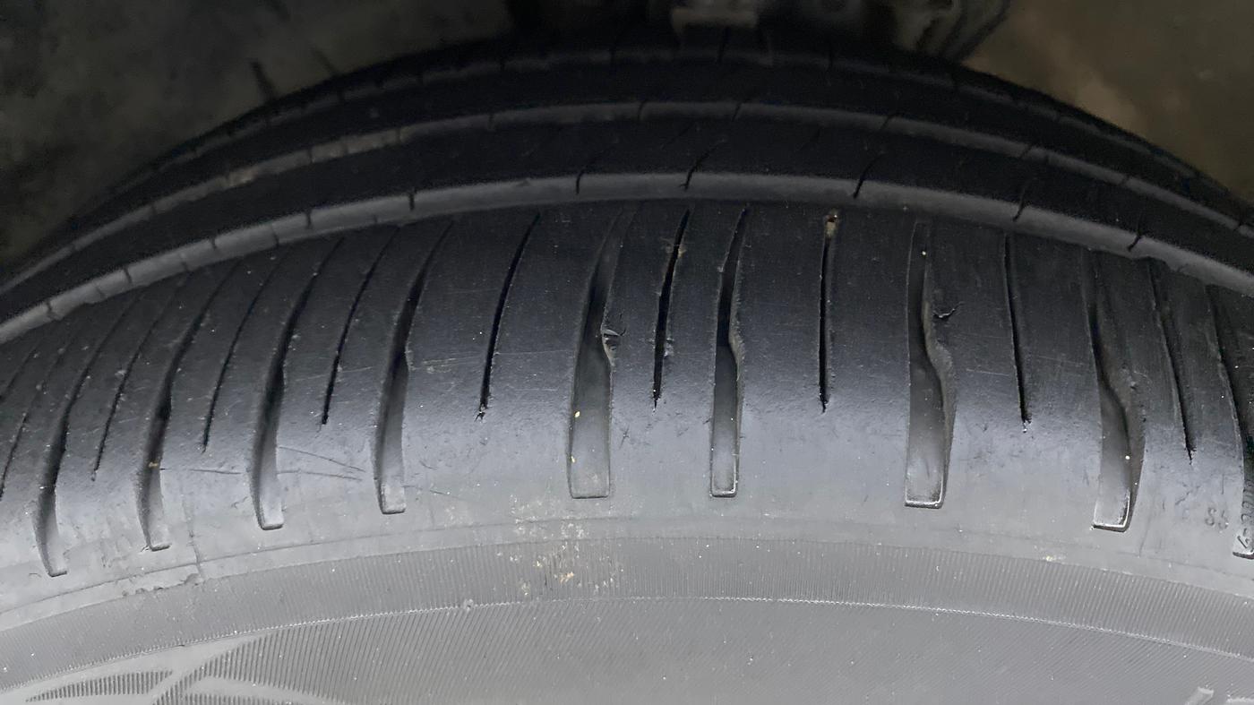 2015 Skoda Rapid 1.5 TDI MT Ambition Plus, Diesel, Manual, 80,074 km, Left Front Tyre Tread