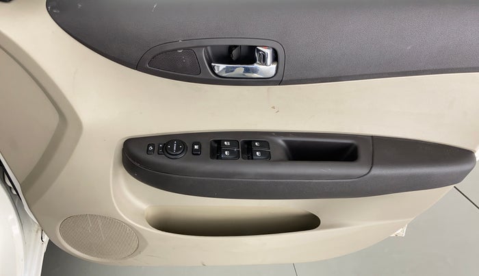 2013 Hyundai i20 MAGNA O 1.2, Petrol, Manual, 58,033 km, Driver Side Door Panels Control