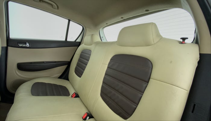 2013 Hyundai i20 MAGNA O 1.2, Petrol, Manual, 58,033 km, Right Side Rear Door Cabin