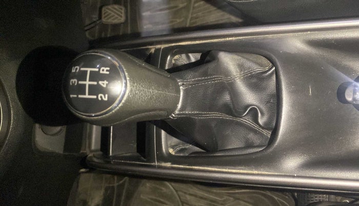 2019 Maruti Baleno DELTA PETROL 1.2, Petrol, Manual, 64,891 km, Gear lever - Boot cover slightly torn
