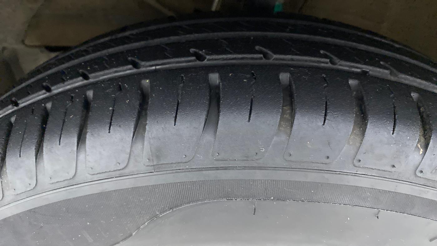 2021 Maruti Dzire VXI, Petrol, Manual, 17,519 km, Left Front Tyre Tread