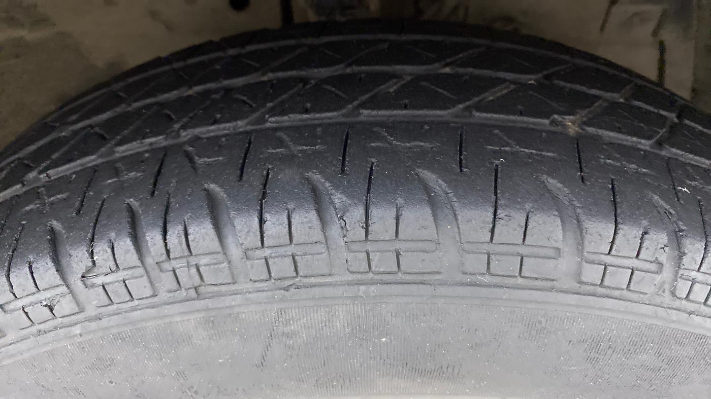 2016 Maruti Swift VXI O, Petrol, Manual, 55,792 km, Right Front Tyre Tread