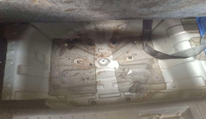2017 Mahindra Kuv100 K8 6 STR DUAL TONE, Petrol, Manual, 51,201 km, Dicky (Boot door) - Jack/Tool not available