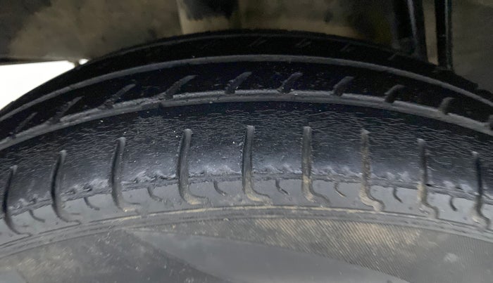 2018 Renault Kwid 1.0 RXT Opt, Petrol, Manual, 84,205 km, Right Front Tyre Tread