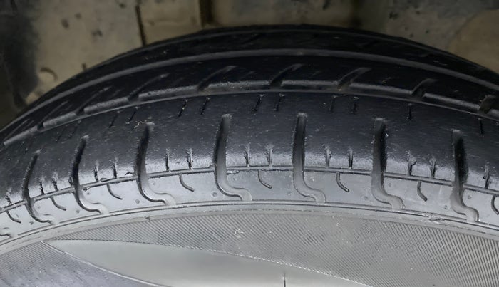 2018 Renault Kwid 1.0 RXT Opt, Petrol, Manual, 84,205 km, Left Front Tyre Tread
