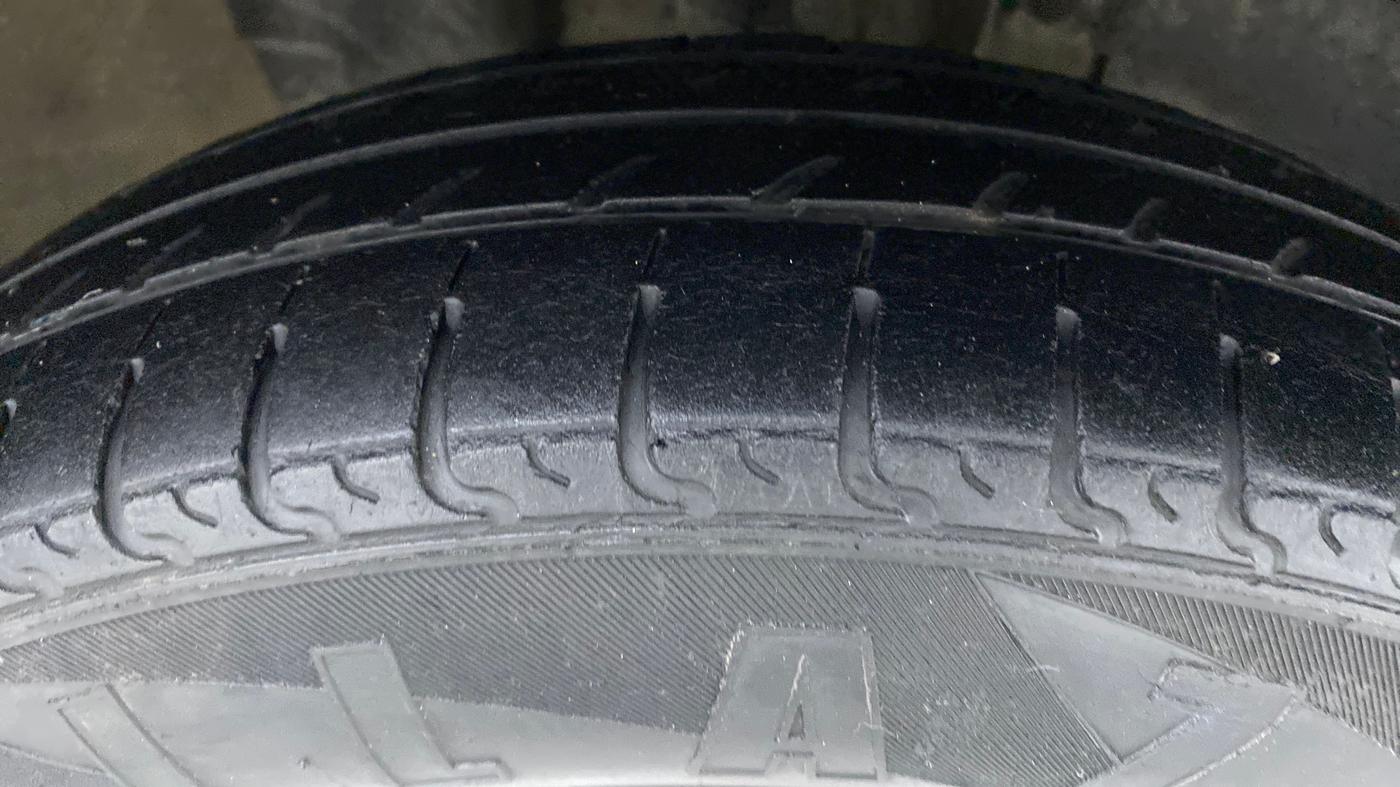 2018 Renault Kwid 1.0 RXT Opt, Petrol, Manual, 84,205 km, Right Rear Tyre Tread